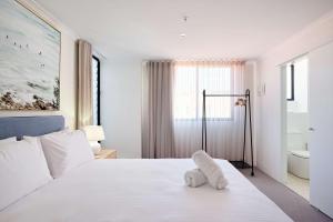 Ένα ή περισσότερα κρεβάτια σε δωμάτιο στο Queen Studios at Manly - 3min walk to Corso & Manly Beach