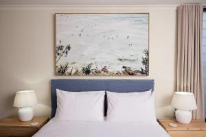 Ένα ή περισσότερα κρεβάτια σε δωμάτιο στο Queen Studios at Manly - 3min walk to Corso & Manly Beach