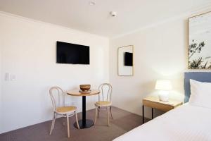 Ένα ή περισσότερα κρεβάτια σε δωμάτιο στο Queen Studios at Manly - 3min walk to Corso & Manly Beach +8 φωτογραφίες