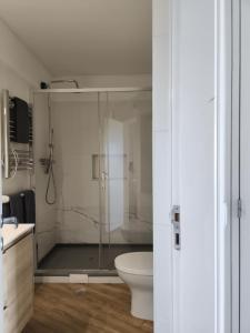 een badkamer met een glazen douche met toilet bij welkome OCEAN BREEZE in Portimão +35 foto's