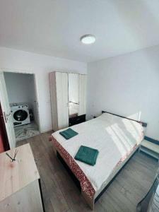 een slaapkamer met een bed in een kamer bij Oty Residence Iasi in Iaşi