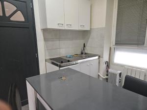 Kuchyň nebo kuchyňský kout v ubytování Charmant studio a Montélimar - Cœur de la ville !