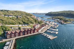 een luchtzicht op een haven met boten in het water bij Apartment in beautiful Korshamn by the sea in Korshamn