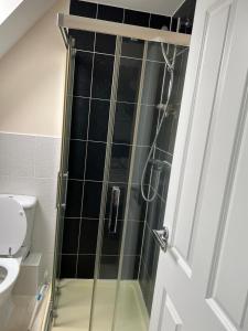 Et badeværelse på Beautiful 4-bedroom house