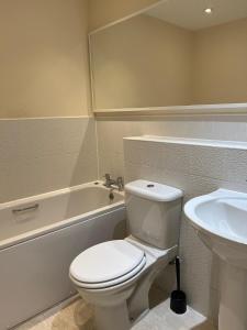 Et badeværelse på Beautiful 4-bedroom house