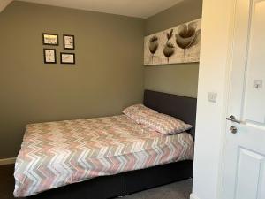 En eller flere senge i et værelse på Beautiful 4-bedroom house