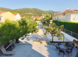 V_Paradise في إيراكليتسا: فناء به طاولة وكراسي وأشجار