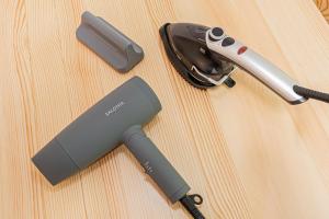 Un cuchillo y un aparato sobre una mesa de madera en U Stay 西川口, en Kawaguchi