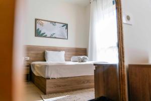 Un dormitorio con una cama con dos toallas encima. en Makadi Heights Elite Worldwide Residences - Hurghada, Egypt, en Hurghada 59 fotos más