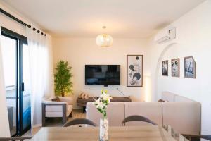una sala de estar con un sofá y una mesa en Makadi Heights Elite Worldwide Residences - Hurghada, Egypt, en Hurghada