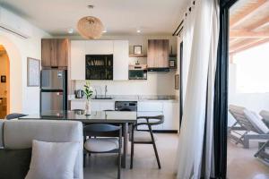 Una cocina y una sala de estar con mesa y sillas. en Makadi Heights Elite Worldwide Residences - Hurghada, Egypt, en Hurghada