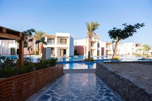 una villa con piscina y palmeras en Makadi Heights Elite Worldwide Residences - Hurghada, Egypt, en Hurghada