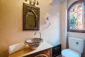 Vannituba majutusasutuses Riad Cozy Marrakech, Shared Pool with 3 Rooms