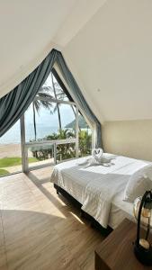ein Schlafzimmer mit einem Bett mit Blick auf das Meer in der Unterkunft Villa Bella Serene 5E in Ban Khlong Son