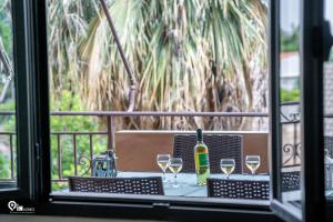 einen Tisch mit Gläsern und eine Flasche Wein in der Unterkunft The Seagull - Quiet Retreat With Panoramic View in Nea Makri + 57 Fotos