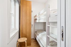 ein kleines Zimmer mit Etagenbetten und einem Stuhl in der Unterkunft Apartment in beautiful Korshamn by the sea in Korshamn