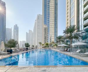 Bazén v ubytování Stylish 2BR in Forte 2 nebo v jeho okolí