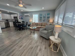 Η κουζίνα ή μικρή κουζίνα στο Grouper- NEW Remodel Entire Unit Kit Washer Dryer Upstairs 3Mi to Beach