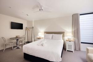 Ένα ή περισσότερα κρεβάτια σε δωμάτιο στο Queen Bed Studios with Sofa at Manly - 3min walk to Corso & Manly Beach