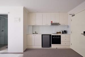 Η κουζίνα ή μικρή κουζίνα στο Queen Bed Studios with Sofa at Manly - 3min walk to Corso & Manly Beach
