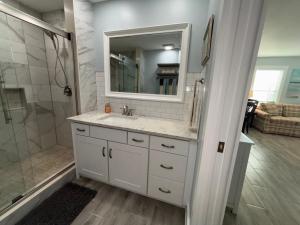 Ένα μπάνιο στο Grouper- NEW Remodel Entire Unit Kit Washer Dryer Upstairs 3Mi to Beach +36 φωτογραφίες