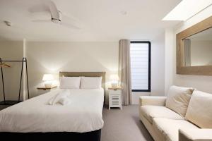 Ένα ή περισσότερα κρεβάτια σε δωμάτιο στο Queen Bed Studios with Sofa at Manly - 3min walk to Corso & Manly Beach