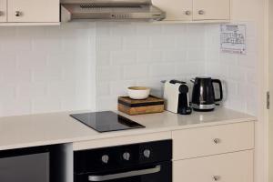 Η κουζίνα ή μικρή κουζίνα στο Queen Bed Studios with Sofa at Manly - 3min walk to Corso & Manly Beach