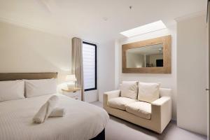 Ένα ή περισσότερα κρεβάτια σε δωμάτιο στο Queen Bed Studios with Sofa at Manly - 3min walk to Corso & Manly Beach +9 φωτογραφίες