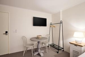 Et tv og/eller underholdning på Queen Bed Studios with Sofa at Manly - 3min walk to Corso & Manly Beach