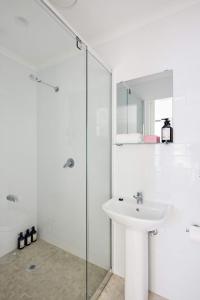 Et badeværelse på Queen Bed Studios with Sofa at Manly - 3min walk to Corso & Manly Beach + 11 billeder