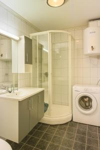 een keuken met een wasmachine en een wasmachine bij Apartment in beautiful Korshamn by the sea in Korshamn