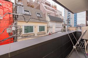 - Balcón con vistas a un edificio en U Stay 西川口, en Kawaguchi