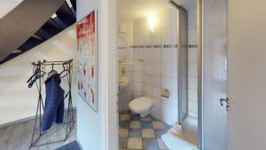 a bathroom with a toilet and a sink at Ferienwohnung Silo Mit Kleinem Garten in Poppendorf