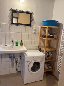 een badkamer met een wasmachine en een wastafel bij Sad u Harušťákov in Lubina