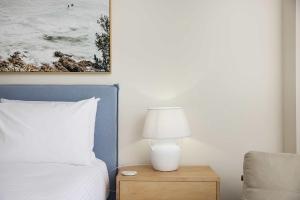 Ένα ή περισσότερα κρεβάτια σε δωμάτιο στο Queen Studios with Sofa Bed at Manly - 3min walk to Corso & Manly Beach +9 φωτογραφίες