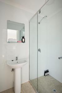 Et badeværelse på Queen Studios with Sofa Bed at Manly - 3min walk to Corso & Manly Beach