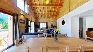 TV a/nebo společenská místnost v ubytování CASA-Grand Laus: Duplex familial sauna et jacuzzi