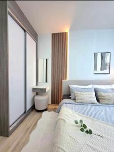 une chambre avec un lit et un lavabo dans l'établissement The Modern central Phuket base condo by luxStays, à Ban Rangeng