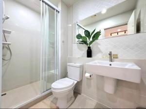 une salle de bain avec toilettes, lavabo et douche dans l'établissement The Modern central Phuket base condo by luxStays, à Ban Rangeng 9 autres photos