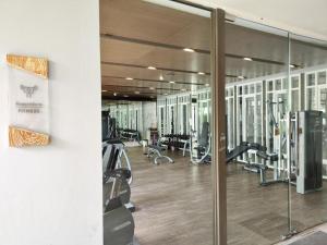- une salle de sport avec tapis de course et vélos elliptiques dans un bâtiment dans l'établissement The Modern central Phuket base condo by luxStays, à Ban Rangeng