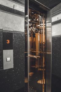 einen Aufzug mit Glastür in einem Gebäude in der Unterkunft Thủy Tiên-Thạch Thảo in Da Lat