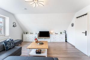 TV a/nebo společenská místnost v ubytování Louis Hafenblick + 10 fotografií