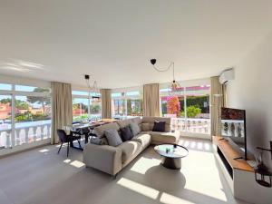 a living room with a couch and a table at R-70 Oasis in Ciudad Quesada