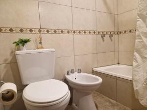 un bagno con un water, un lavandino e una vasca di Lugar de Descanso Azul ad Azul Altre 9 foto