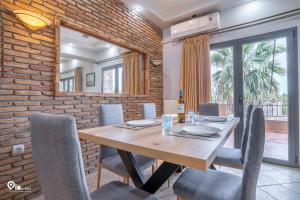 ein Esszimmer mit einem Holztisch und Stühlen in der Unterkunft The Seagull - Quiet Retreat With Panoramic View in Nea Makri