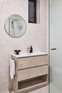 a bathroom with a sink and a mirror at The Avenue in Launceston