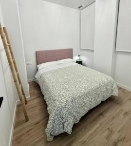 a white bedroom with a bed with a blanket at Nuevo, Verde y Acogedor in El Castellar