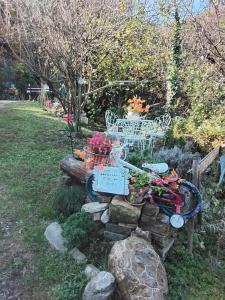 a garden with a table and flowers on a rock at Oasi di pace in Rocca deʼGiorgi