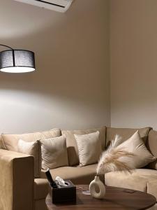 Posezení v ubytování MKs + 3 fotografie