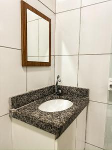 un bagno con lavandino e specchio di Via Brasil Hotel a São Luís Altre 41 foto